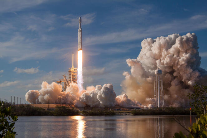 Le lanceur lourd « Falcon Heavy », de SpaceX, décolle du pas de lancement 39-A de Cap Canaveral, en Floride, le 6 février.