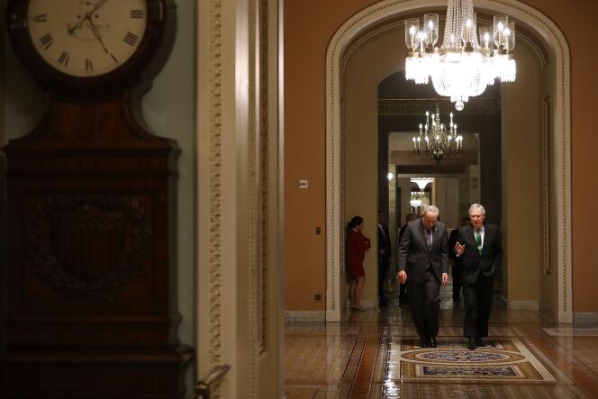 Le chef de la minorité démocrate au Sénat Charles Schumer et celui de la majorité républicaine Mitch McConnell, le 7 février au Capitole, à Washington.