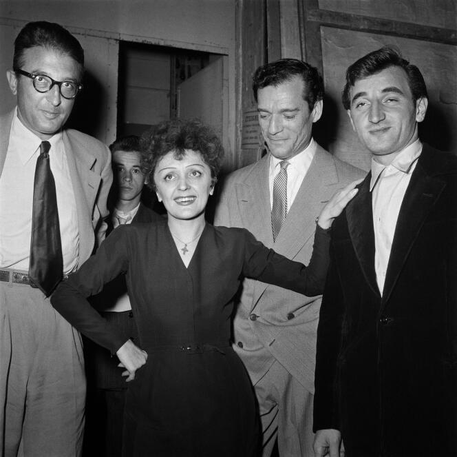 Edith Piaf pose avec le compositeur français Michel Emer (à gauche), l’acteur américain Eddie Constantine (2e droite) et Charles Aznavour (à droite), en 1950, à Paris.