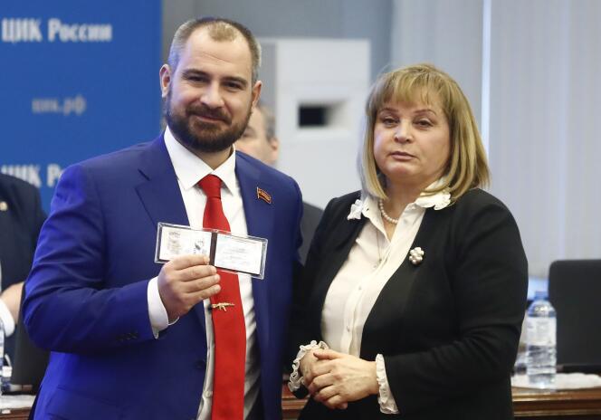 Maxime Souraïkine en compagnie de la présidente de la Commission électorale, Ella Pamfilova, après avoir enregistré sa candidature, le 8 février à Moscou.