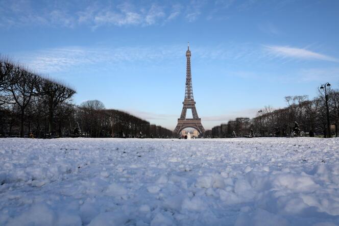 La tour Eiffel sous la neige, le 8 février. De nouvelles précipitations neigeuses sont annoncées.