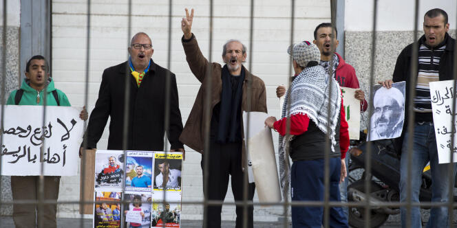 Des partisans du « Hirak » demandent la libération du leader du mouvement, Nasser Zefzafi, devant la cour d’appel de Casablanca, au Maroc, le 5 janvier 2018.