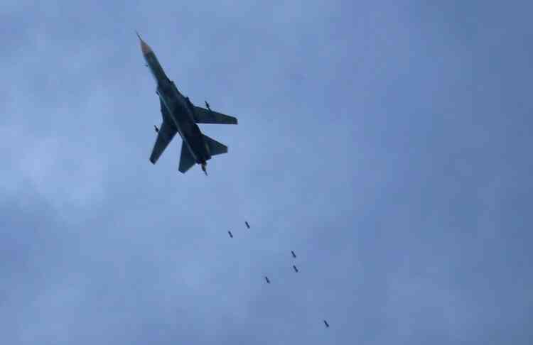 Un avion de type un SU-24 largue des bombes sur Arbin, dans la Ghouta orientale, le 7 février.