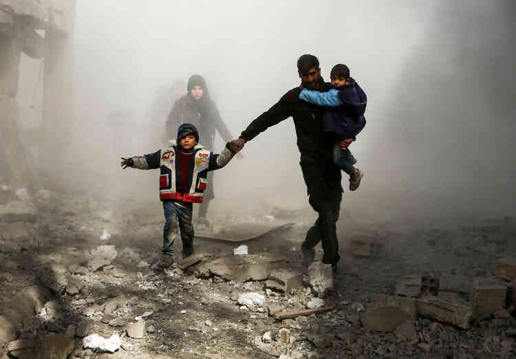 Des civils fuient les bombardements à Jisreen, dans la Ghouta orientale, le 8 février.