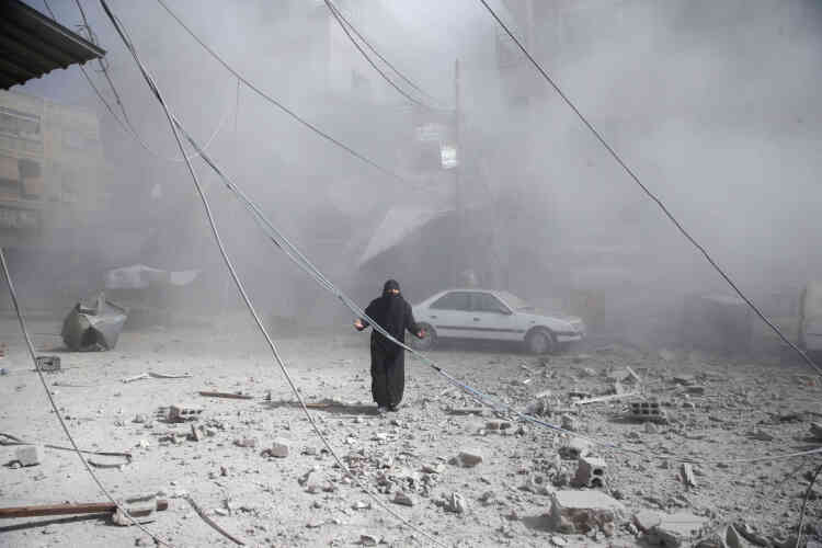 Peu après un bombardement, dans la ville de Douma, encerclée par l’armée syrienne, le 7 février.