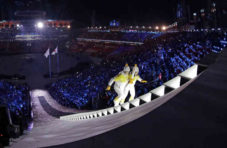 Principal symbole de cette cérémonie : deux hockeyeuses coréennes, une du Nord, Jong Su-hyon, et une du Sud, Park Jong-ah, engagées dans la même équipe à Pyeongchang, ont porté ensemble l’avant-dernier relais de la flamme olympique.