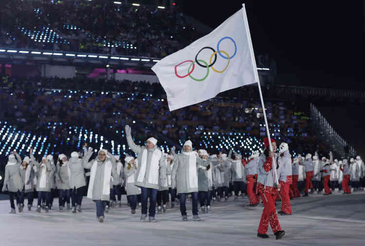 Alors que la Russie a été suspendue par le CIO pour dopage institutionnalisé, les athlètes russes ont défilé derrière le drapeau olympique.