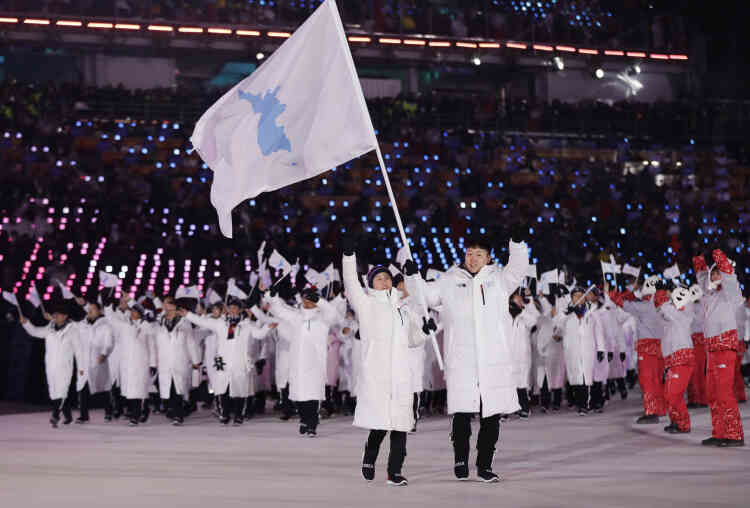 Les délégations des deux Corées ont défilé derrière un même drapeau symbolisant le rapprochement entre les deux nations.