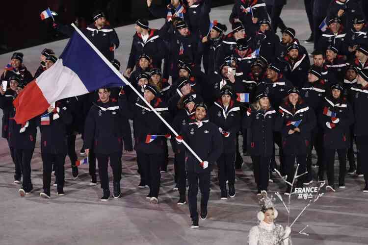 Quatre-vingt-douze délégations ont ensuite défilé. Le porte-drapeau français et star du biathlon Martin Fourcade menait la délégation française.
