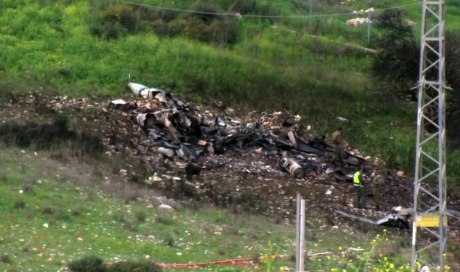 Les restes d’un avion de combat israélien qui s’est écrasé après avoir été touché par la défense anti-aérienne syrienne, samedi 10 février
