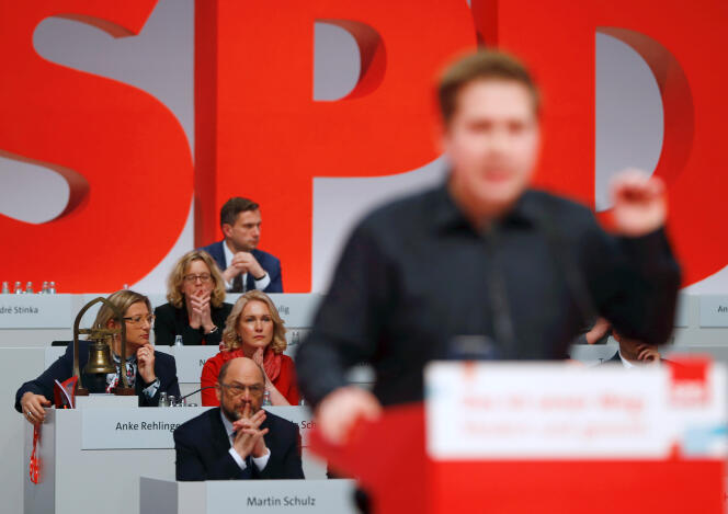 Martin Schulz écoute le chef des jeunes du SPD, Kevin Kühnert, à Berlin, le 7 décembre 2017.