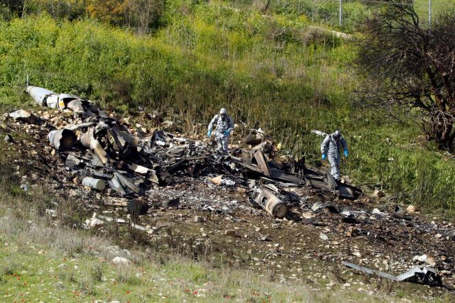 Les restes d’un avion de combat israélien qui s’est écrasé après avoir été touché par la défense anti-aérienne syrienne, samedi 10 février. / AFP / Jack GUEZ