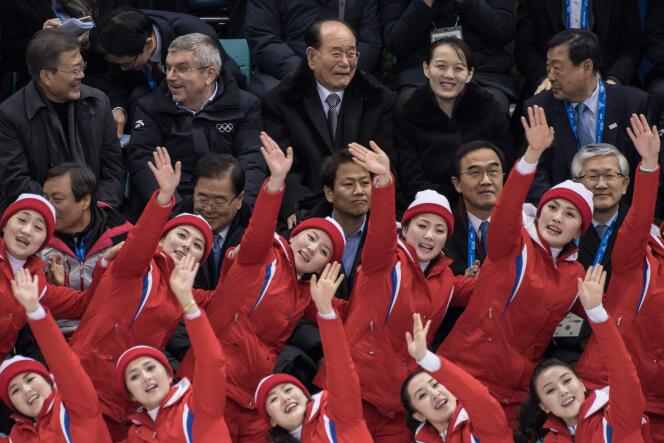 Le président sud-coréen Moon Jae-in et la délégation nord-coréenne, dans les gradins de la patinoire olympique de Gangneung , le 10 février.