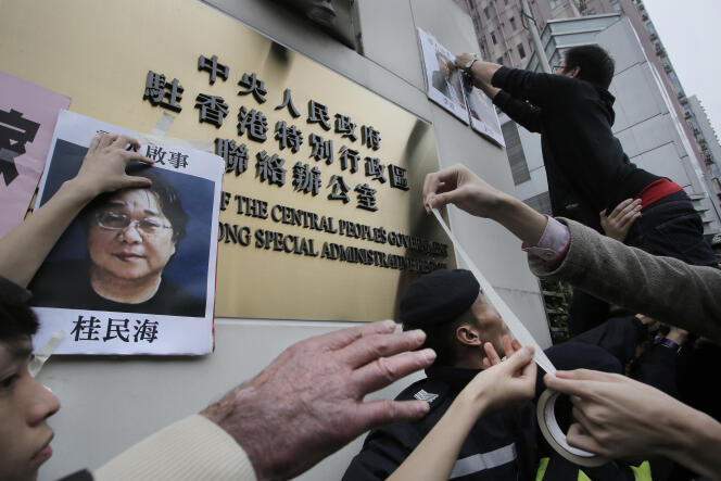 Manifestation de soutien aux libraires disparus, dont Gui Minhai (photo de gauche), à Hongkong, en janvier 2016.
