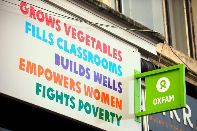 Devant une librairie de l’ONG Oxfam, à Glasgow (Royaume-Uni), le 10 février 2018.