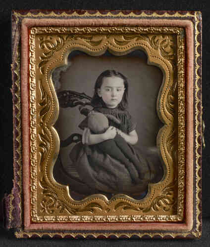 « Il existe très peu de daguerréotypes montrant une enfant qui tient dans ses bras une poupée de tissu noir. Celle-ci, remarquable et singulière dans sa forme, semble bien avoir été réalisée par une Africaine-Américaine. De là à imaginer que l’auteure est la nounou de cette petite Jean Frantz née quelques années avant la guerre de Sécession (1861-1865), il n’y a qu’un pas. Les poupées noires sur les photos des enfants blancs sont bien souvent le signe d’une invisibilité. »