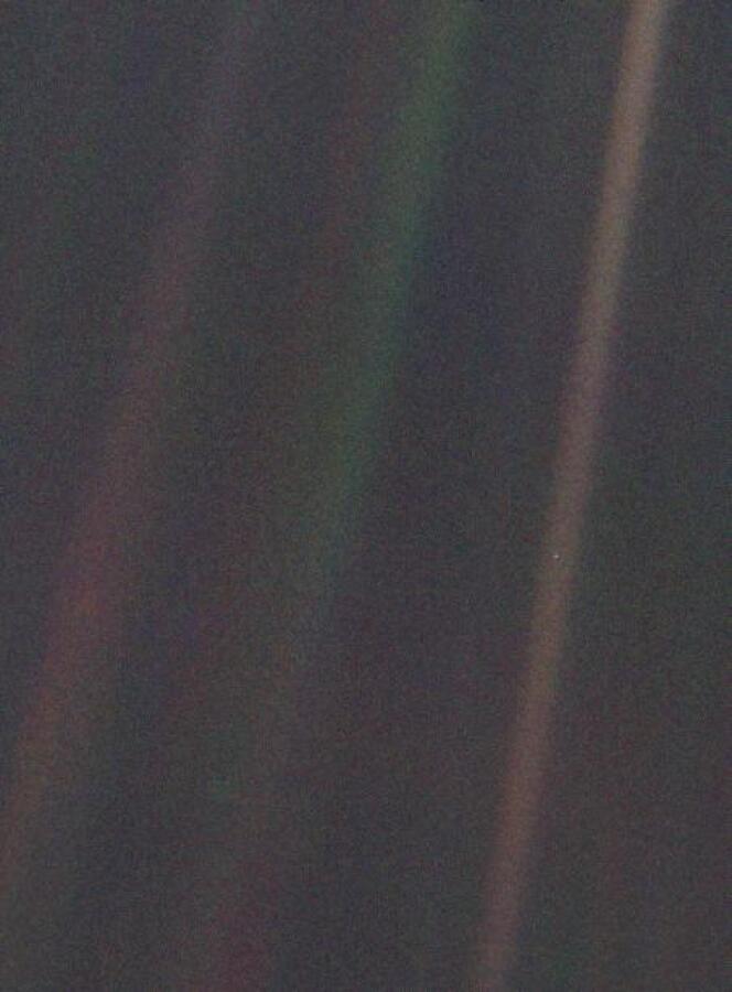 « Pale Blue Dot » (« point bleu pâle »),image prise par la sonde Voyager 1 à plus de 3 miliards de kilomètres de la Terre.
