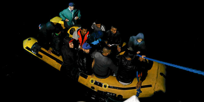 Un groupe de Tunisiens sur une embarcation de fortune récupérés par les gardes-côtes du pays près de Bizete, le 12 octobre 2017.