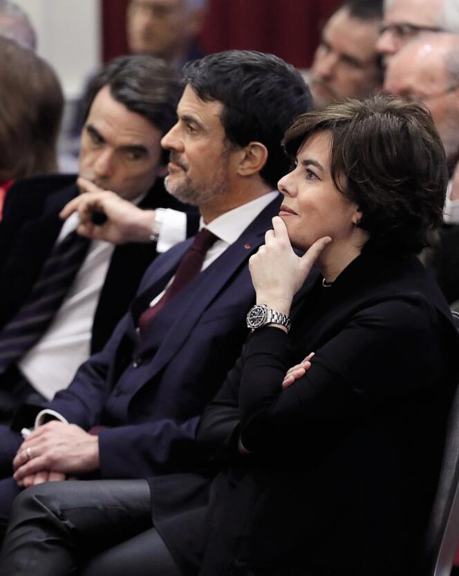 Manuel Valls entre la vice-présidente du gouvernement espagnol, Soraya Sáenz de Santamaria, et de l’ancien premier ministre José María Aznar, le 3 février à Saint-Sébastien.