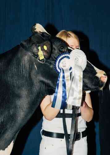 Une jeune éleveuse et sa championne, lors de la remise des prix du 43e Schau der Besten.