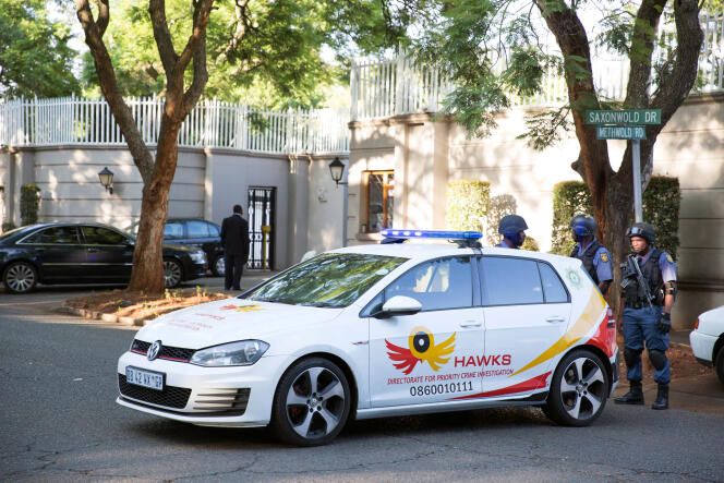 La police sud-africaine devant la résidence de la famille Gupta, le 14 février 2018.
