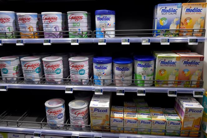 Du lait en poudre produit par le groupe Lactalis dans un supermarché.