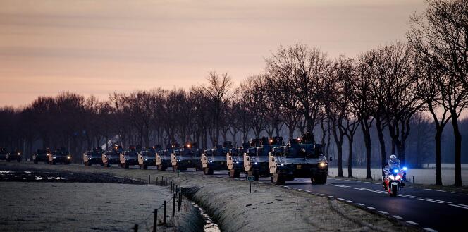 Une colonne de blindés en route pour l’Allemagne, à Steenwijk, aux Pays-Bas, le 8 février.