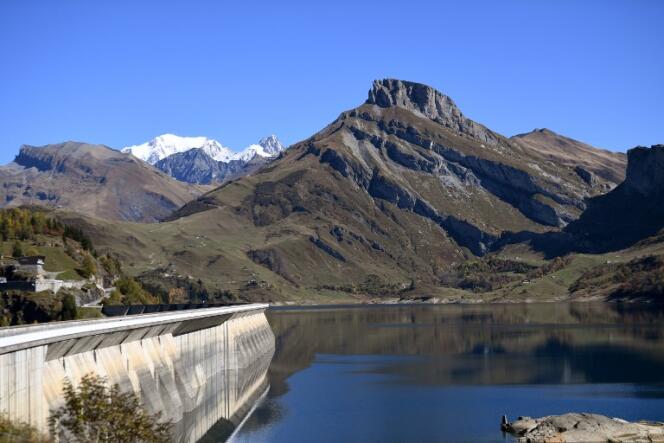 Le barrage hydroélectrique de Roselend dans le Beaufortain, en Savoie, en octobre 2017.