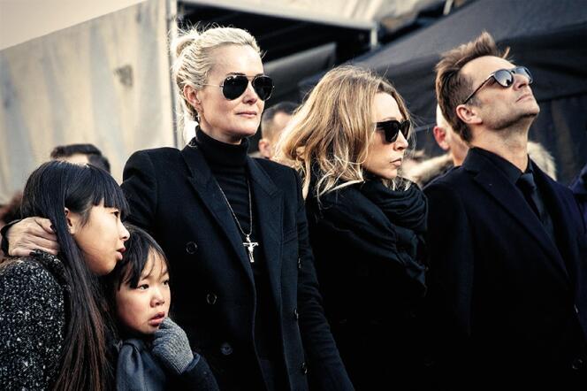 Laeticia Hallyday avec ses deux filles et les deux premiers enfants de Johnny, Laura Smet et David Hallyday lors des funérailles du chanteur, en décembre 2017 à Paris.