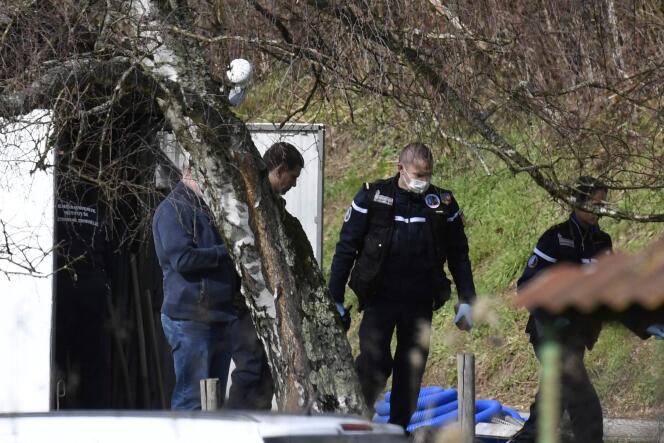 Les techniciens en identification criminelle de la Gendarmerie à Domessin (Savoie) durant l’enquête sur la disparition de Maëlys, le 14 février.