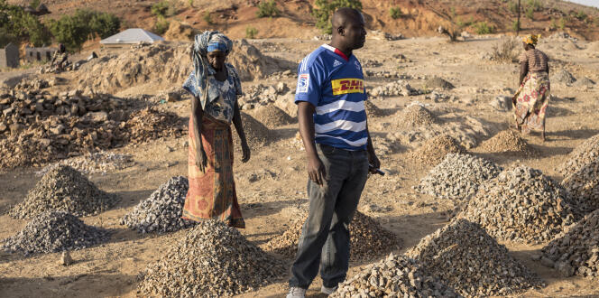 A l’entrée de Maroua, au Cameroun, les casseuses de pierres travaillent sur le bord de la route.