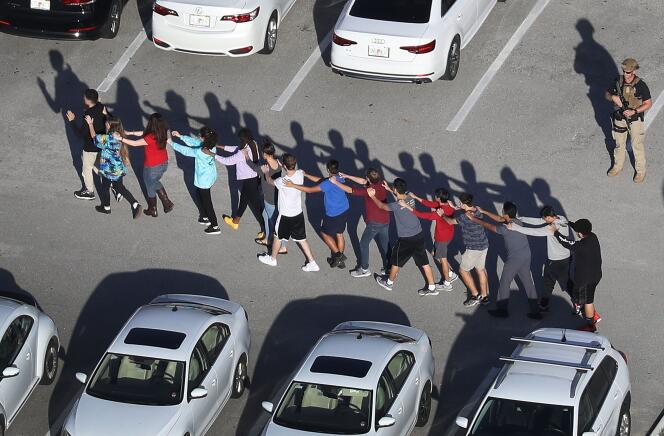 Evacuation des élèves après la fusillade au lycée Marjory Stoneman Douglas de Parkland (Floride), le 14 février.