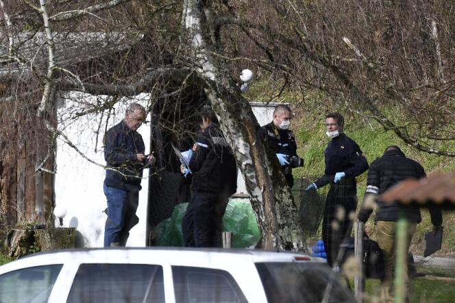 Des gendarmes fouillent une cabane dans le cadre de l’enquête sur la disparition de Maëlys de Araujo, à Domessin (Savoie), le 14 février 2018.