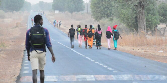 Sur la route de Ndiosmone, dans la région de Fatick, au Sénégal, les enfants marchent entre4 et 7 km pour rallier leur école.