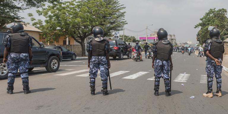 YANICK FOLLY / AFP Des policiers togolais face à une marche des femmes, le 20 janvier, à Lomé.