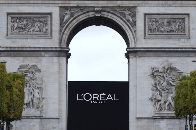 Le logo du groupe L’Oréal, numéro un mondial des cosmétiques, sur l’Arc de Triomphe de l’Etoile, à Paris, en octobre 2017.