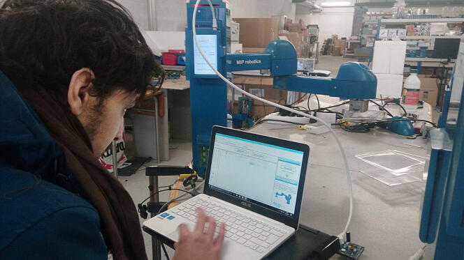 Programmation du robot « junior 300 » à Bagnolet, en février.