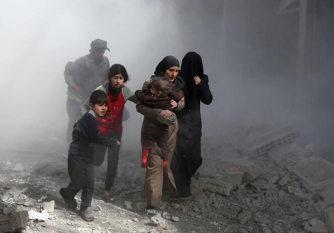 Des habitants de la Ghouta orientale fuient des bombardements, le 8 février.
