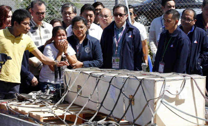 La famille de Joanna Demefalis, à l’arrivée de son cercueil, à l’aéroport de Ninoy Aquino (Philippines), le 16 février.