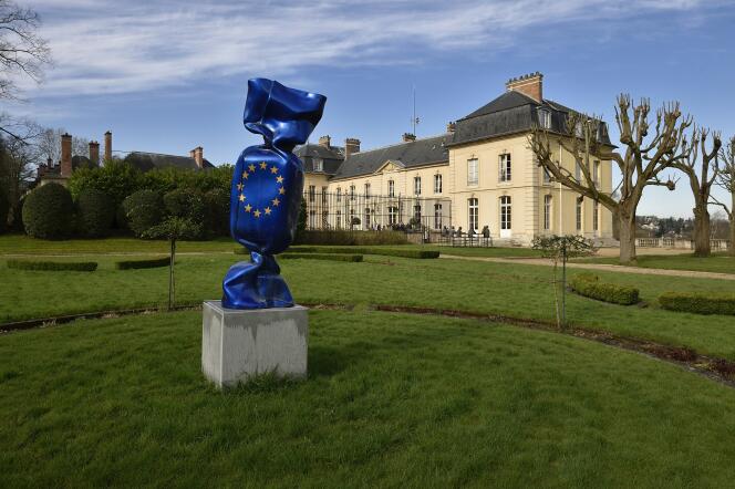 Un bonbon géant de Laurence Jenkell, dans le parc du château de La Celle Saint-Cloud (Yvelines), propriété du ministère des affaires étrangères, le 5 avril 2016.