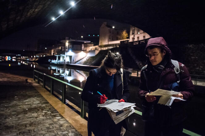 Une équipe de bénévoles en maraude recense les sans-abri le long des quais dans le 19e arrondissement de Paris à l’occasion de la première « Nuit de la Solidarité », le 15 février 2018.