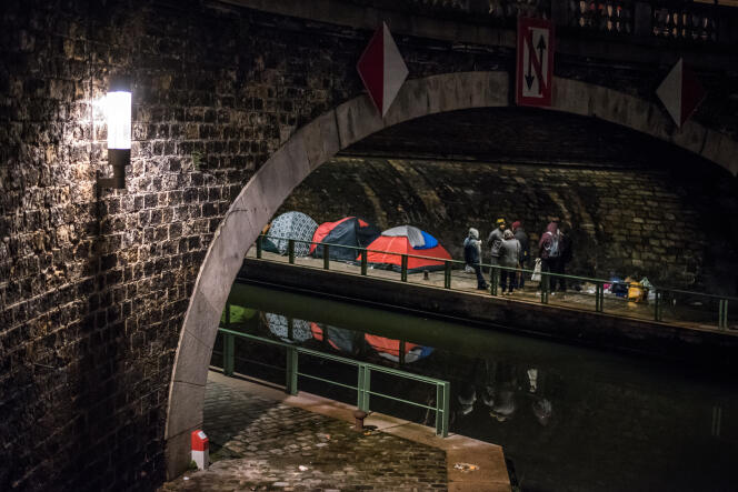 Les bénévoles en maraude le long des quais dans le 19e arrondissement de Paris à l'occasion de la première 