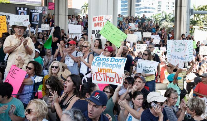 Des manifestants contre la libre circulation des armes à Fort Lauderdale en Floride, le 17 février.