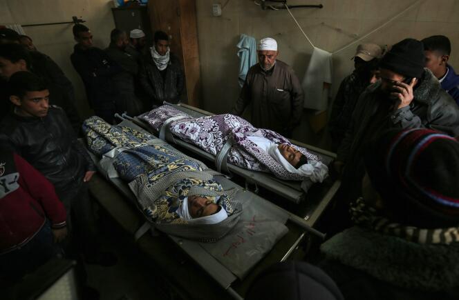 Les familles de Salam Sabah et Abdullah Abu Sheikha durant leur veillée funèbre, le 18 février à Rafah, dans le sud de la bande de Gaza.