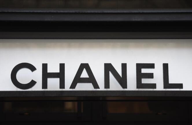 Devant un magasin Chanel, en décembre 2017 à Paris.