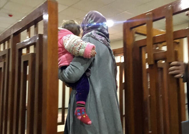 Mélina Bougedir avec un de ses enfants, à la Cour pénale de Bagdad, le 19 février 2018.