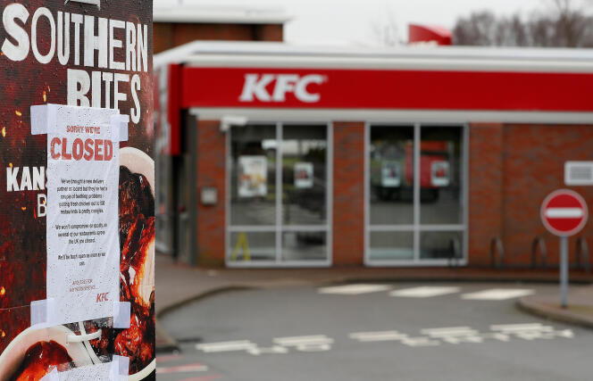 Un restaurants KFC fermé à Coalville (Royaume-Uni), le 19 février, en raison de problèmes de livraison de poulet.