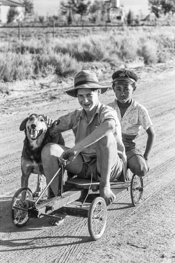 « Petit maître avec petit Noir », Bootha Plots, Randfontein, province de Gauteng (Afrique du Sud), en janvier 1963.
