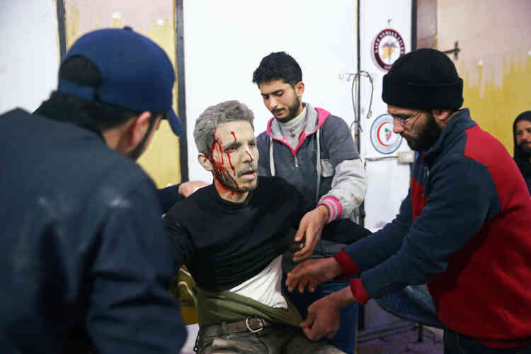 Un blessé est pris en charge, dans la ville assiégée de Douma, le 20 février. Des centaines de personnes blessées affluent dans les hôpitaux de fortune de la zone, qui sont débordés, ont constaté des correspondants de l’AFP. Les lits manquent et, faute de place, les blessés sont soignés à même le sol tandis que les salles d’opération tournent à plein régime.