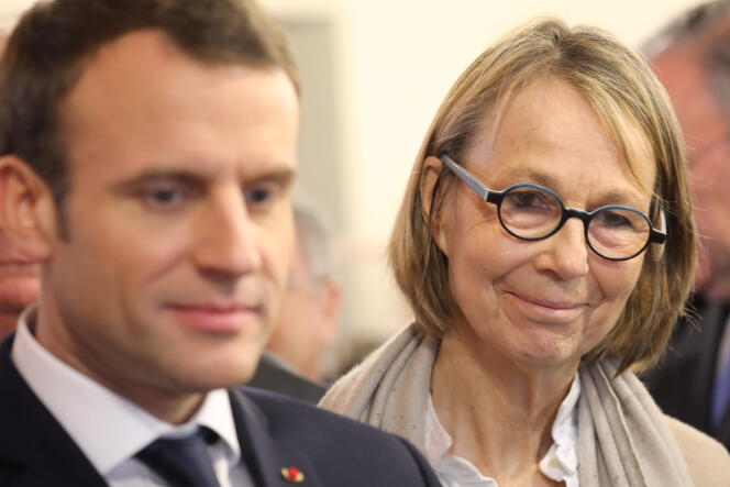 Françoise Nyssen, ministre de la culture, aux côtés d’Emmanuel Macron, aux Mureaux (Yvelines), le 20 février.